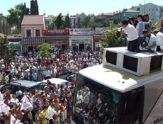 AKP minibüsünün lastiklerini patlattı