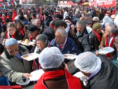 CHP mitinginde yemek izdihamı