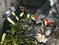 Uçak evin üstüne çakıldı, dehşet anı
