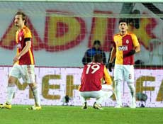 Galatasaray gol yedi diye  kendini bıçakladı